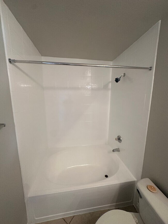 Building Photo - Beautiful 1 Bedroom 1 Bath Condo in Guard Gated Community!!