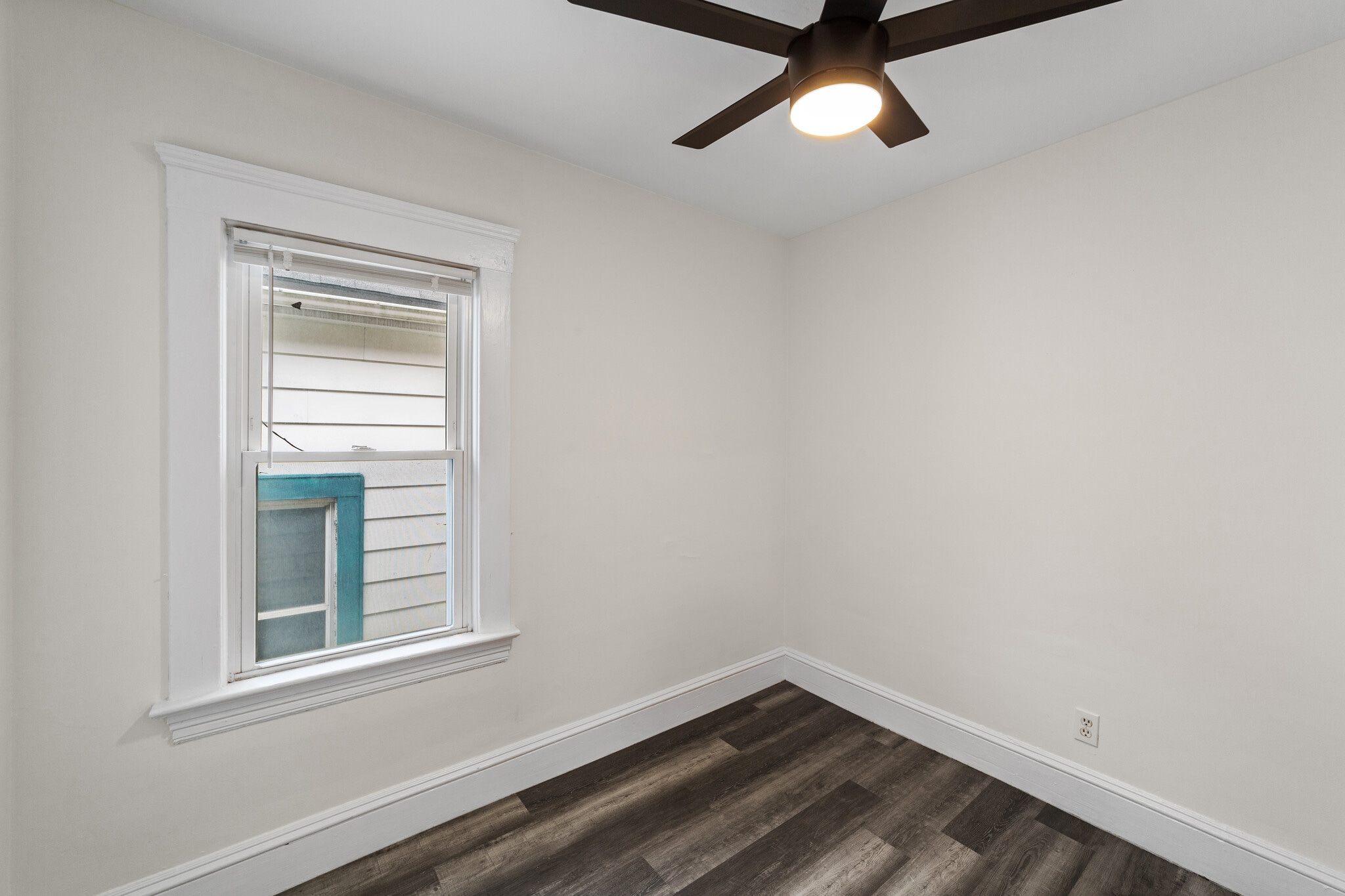 Building Photo - 1352 W 58th St
