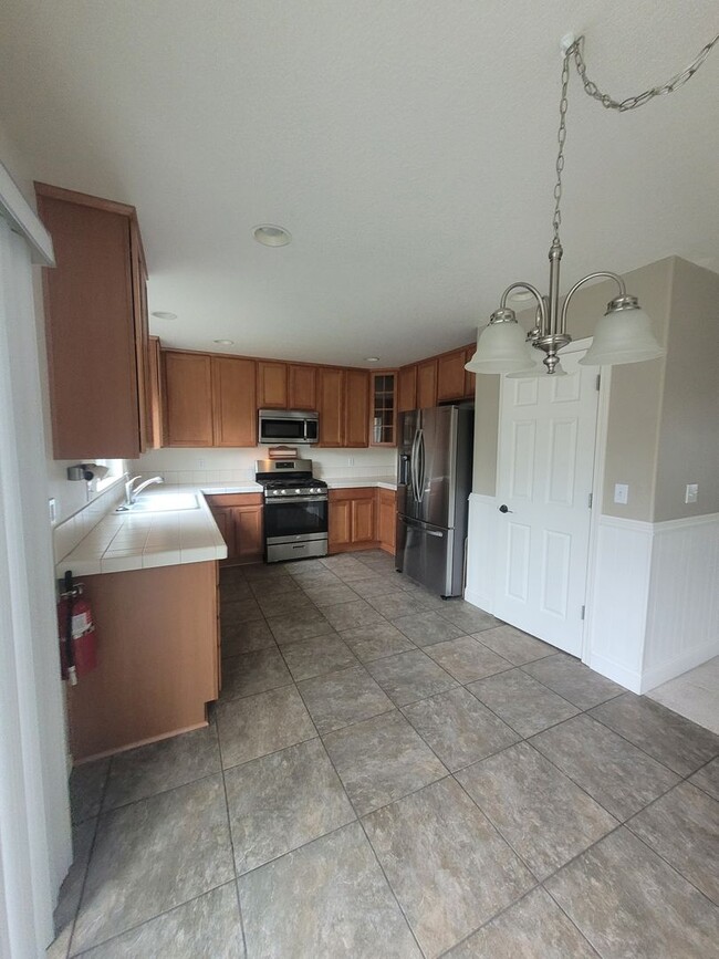 Building Photo - Pet friendly, 3 Bedroom, 2 Bathroom Home w...