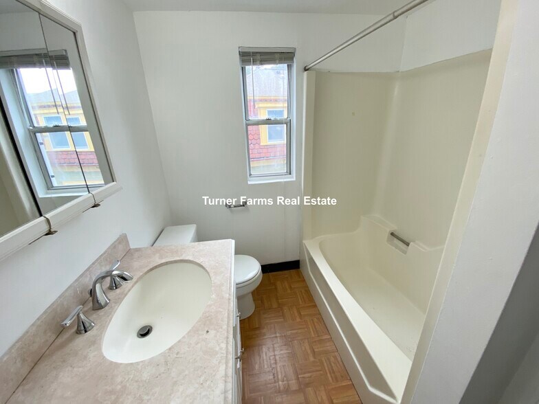 Building Photo - 87 Sheridan St