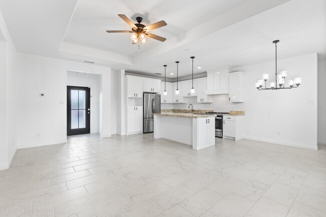 Building Photo - 905 Rotonda Ln