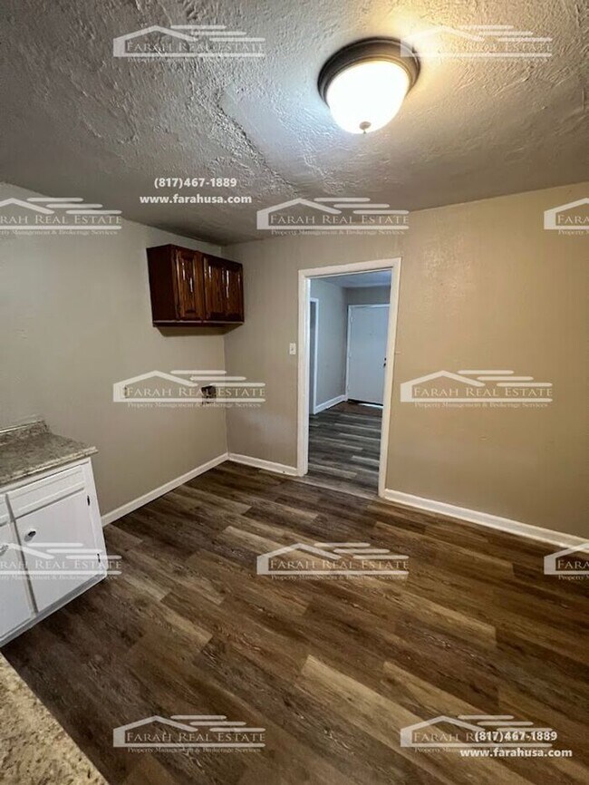 Building Photo - Three Bedroom, One bathroom Home in Arling...