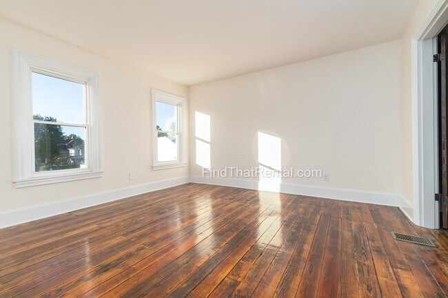 Building Photo - 423 N Bedford St