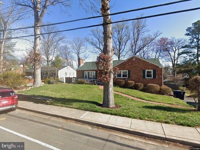 Building Photo - 3919 Chesterbrook Rd