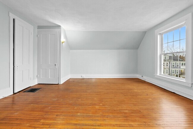 Building Photo - 23 Thorndike St