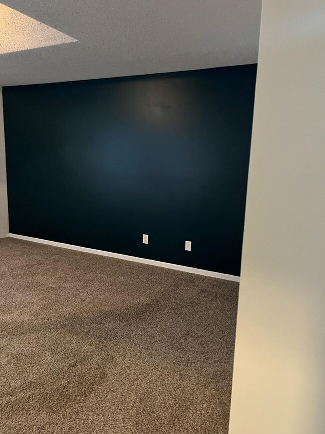 Building Photo - 3 bed 2.5 bath townhome off Bob Billings!