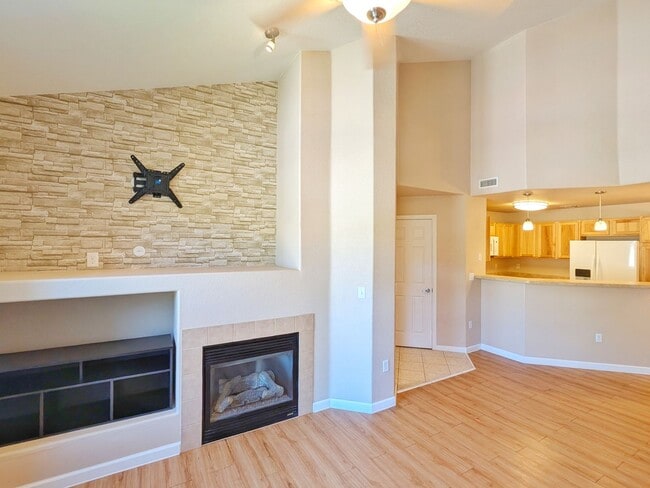 Building Photo - 2 Bedroom 2 Bath 2 Car Garage Condo in Braodmore Area