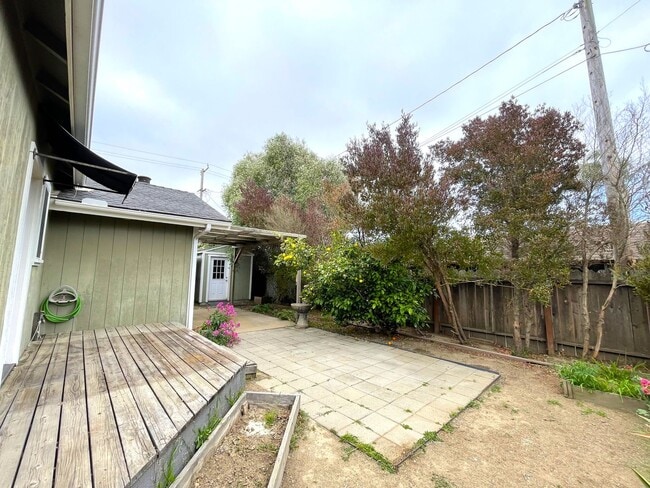Building Photo - Upgraded Contemporary Craftsman