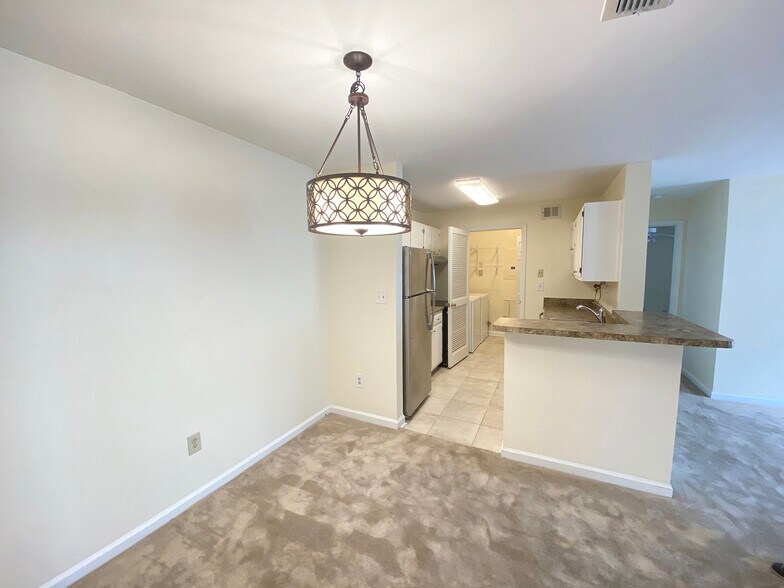 Building Photo - 635 Granville Ct