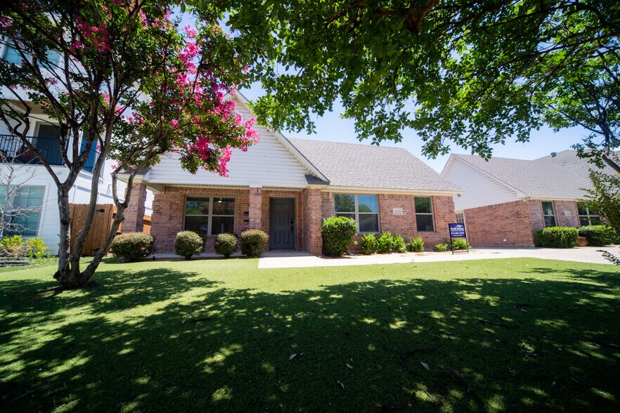 Building Photo - 3229 S University Dr