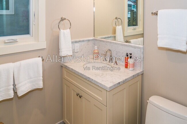Building Photo - 5606 Dolphin Pl