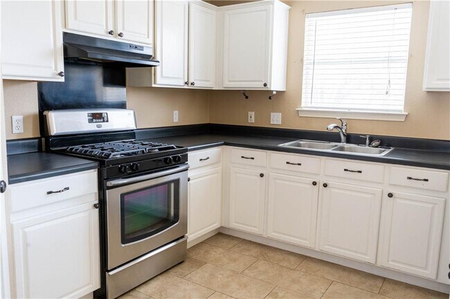 Building Photo - 1608 Diana Dr