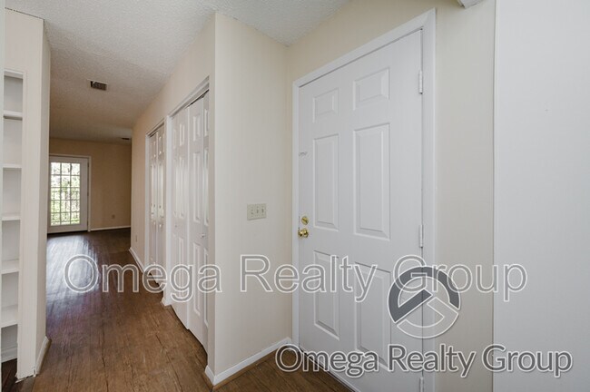 Building Photo - 1600 14th Ave E