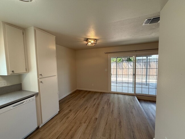 Building Photo - Updated single story near shopping and fre...