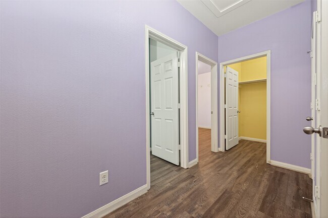 Building Photo - 30914 W Lost Creek Blvd