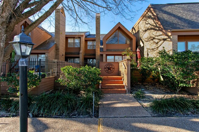 Building Photo - Adorable 3 Bed Townhome Pre-Leasing July 2026!