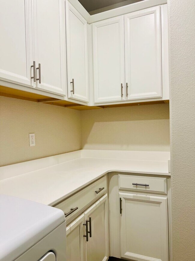 Building Photo - Beautiful 4 bed/2 bath Meritage Home in El...