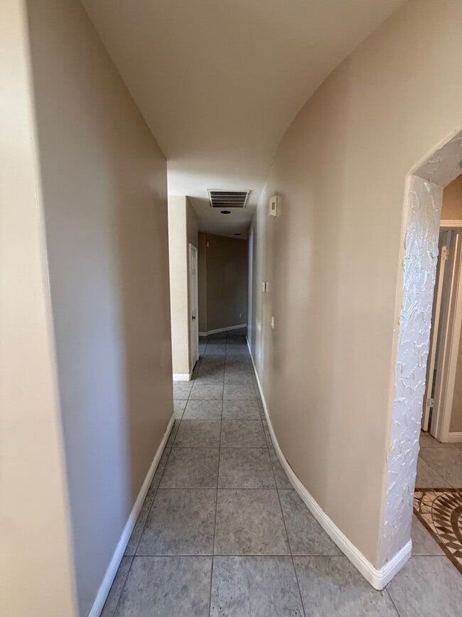 Building Photo - Elegant 3-Bedroom Home in Seven Oaks