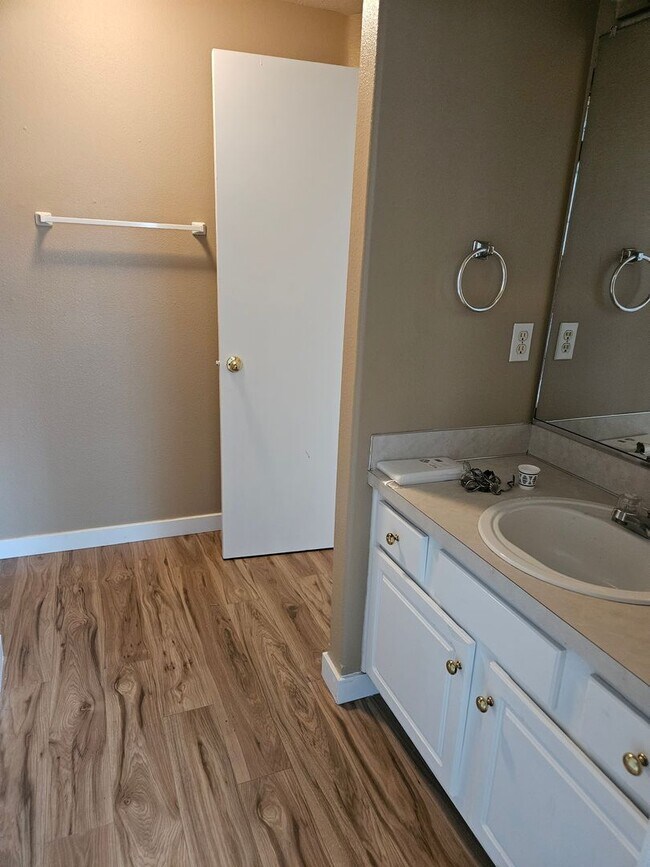 Building Photo - Spacious 3 bedroom 2.5 bath in Hillsboro