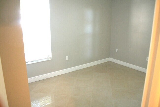Building Photo - Beautifully updated over size 2 bed 2 bath 1 car garage home!