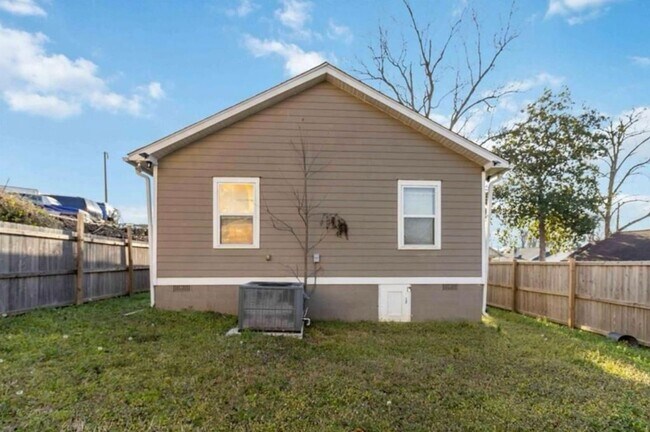 Building Photo - 4bd/2ba Home Minutes From W. Midtown w/ Fu...