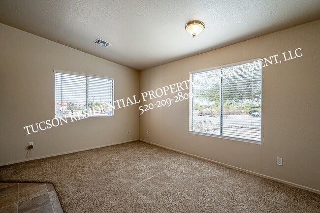 Building Photo - 5891 E Farmridge Dr