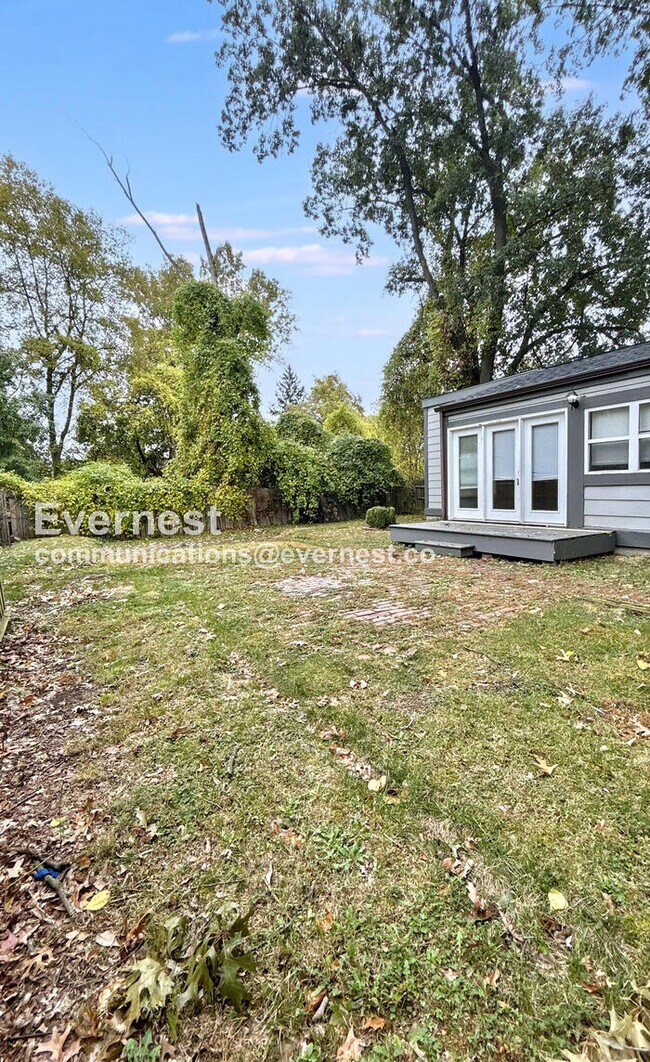 Building Photo - 3 Bed, 2 Bath Home with Carport / Pet-Frie...