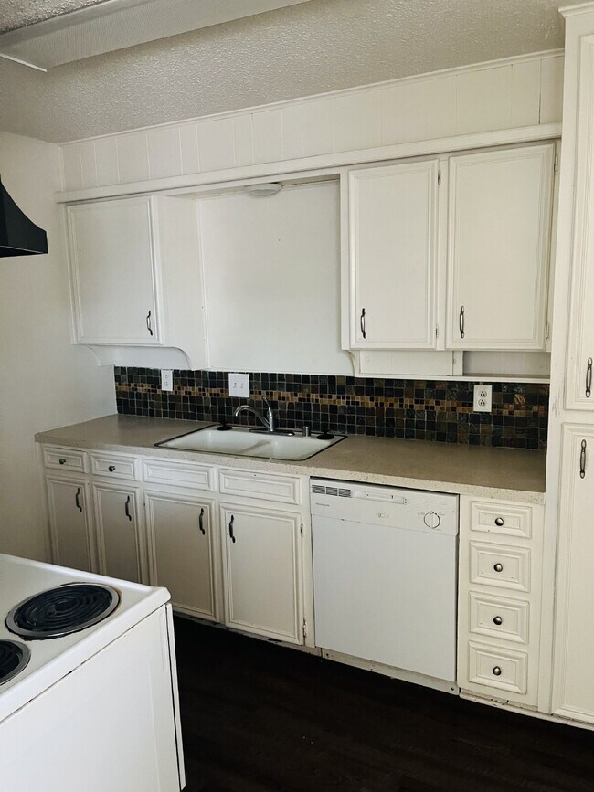 Building Photo - 2 Bedroom Duplex