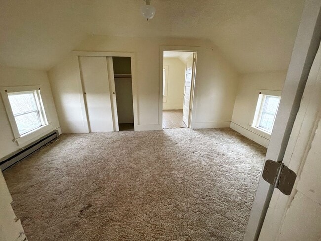 Building Photo - Exit 350 Acreage between Sioux Falls and Mitchell- 4 bedroom house