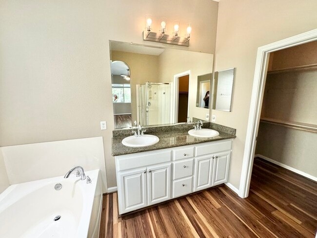Building Photo - Stunning 3-bedroom 3-bathroom home in Yank...