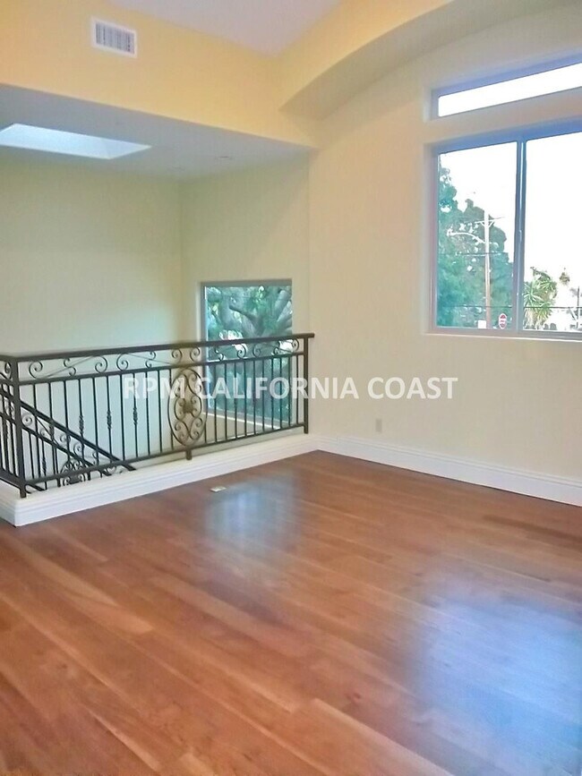 Building Photo - 2320 Marshallfield Ln
