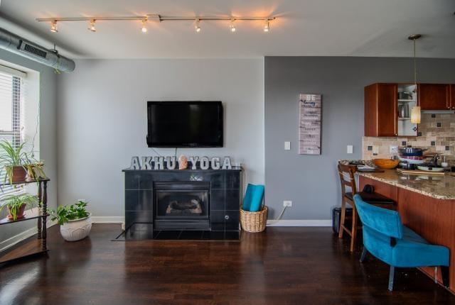 Building Photo - 2 bedroom in CHICAGO IL 60653