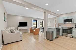 Building Photo - 9661 Shore Dr