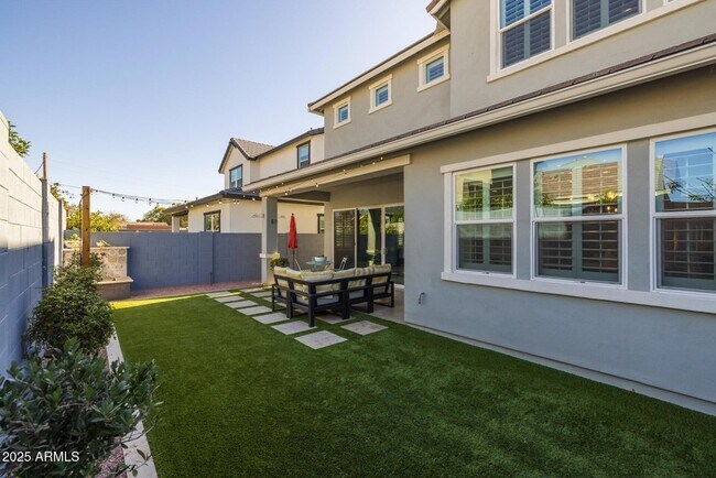 Building Photo - 1336 E Sierra Vis Dr