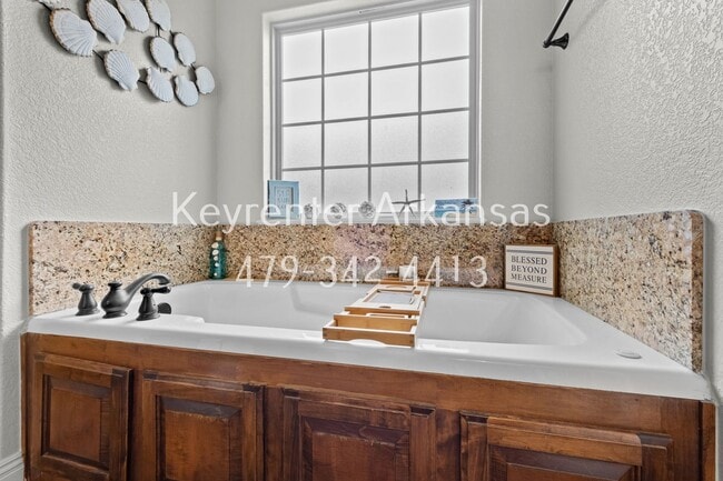 Building Photo - 1048 Tarah Knolls Cir