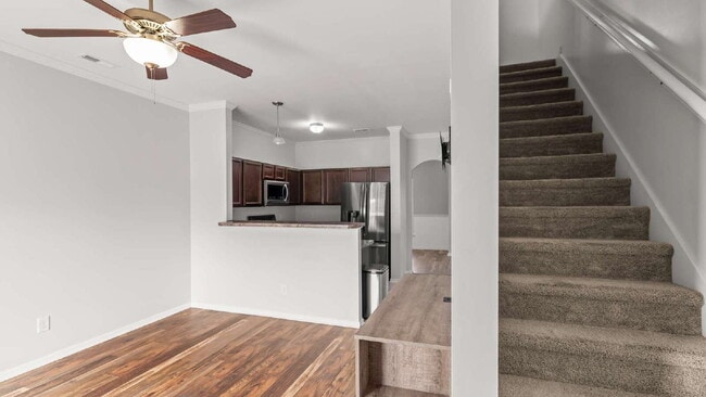 Building Photo - "Charming 2-Bed Townhouse with 2.5 Baths i...