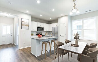 Building Photo - 3 Bedroom Triplex in Smithfield!