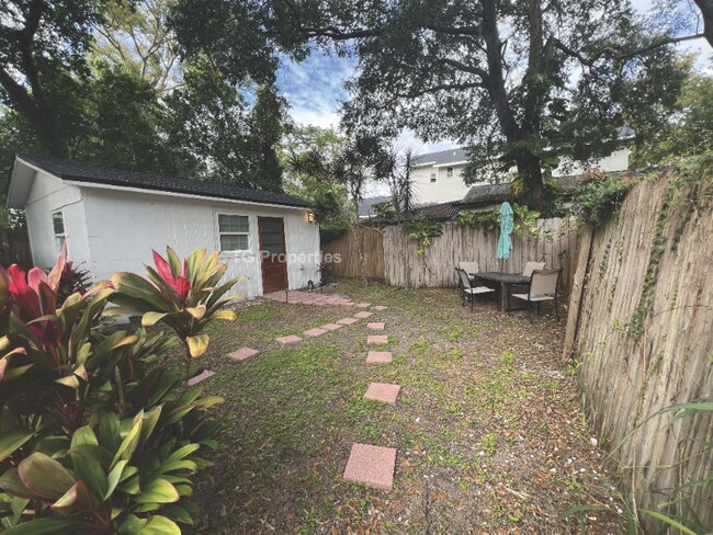 Building Photo - 1313 E Pineloch Ave