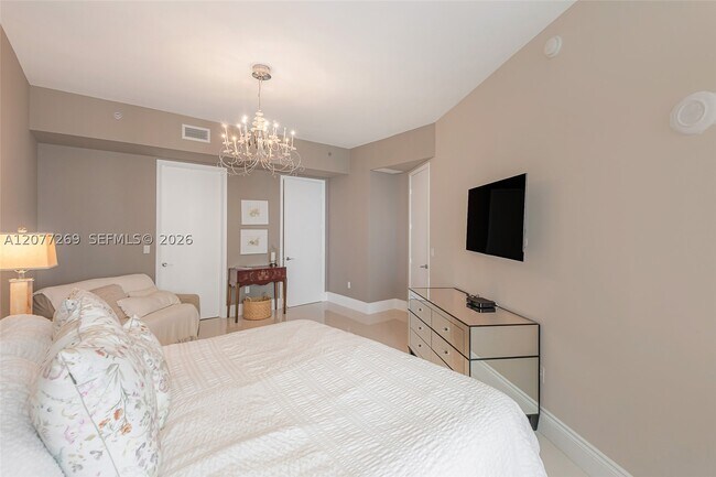 Building Photo - 16001 Collins Ave