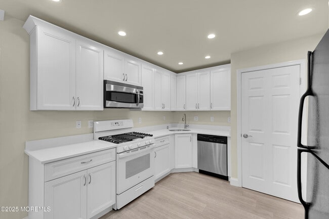 Building Photo - 895 Raleigh Dr