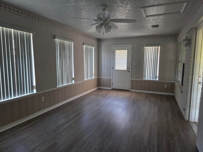 Building Photo - 610 Randall Roberts Rd