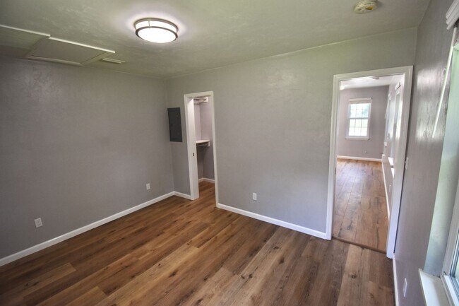 Building Photo - Renovated 1/1 Close to FSU Campus