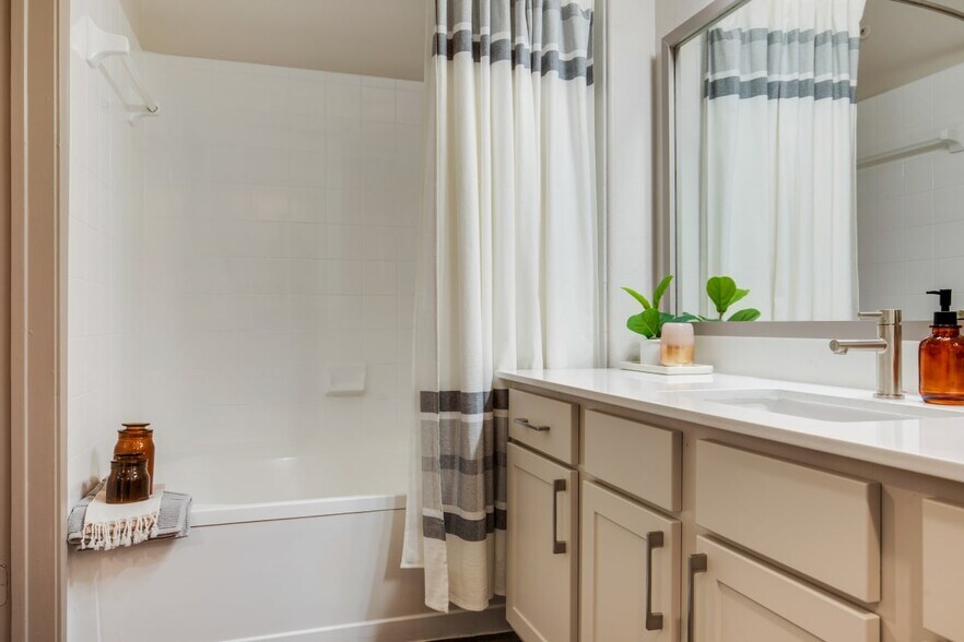 Building Photo - 13401 Metric Blvd