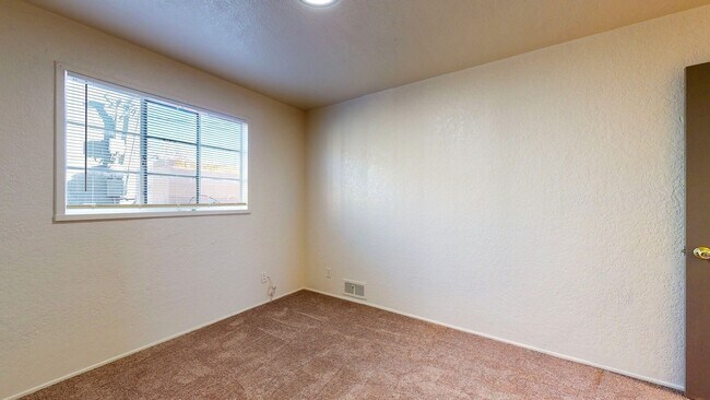 Building Photo - UPTOWN 3 Bedroom +Office  2 Bath with Garage