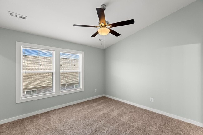 Building Photo - 3 Bedroom Townhome each with en-suite bath...