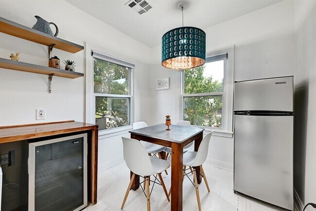 Building Photo - 2943 Higgins St