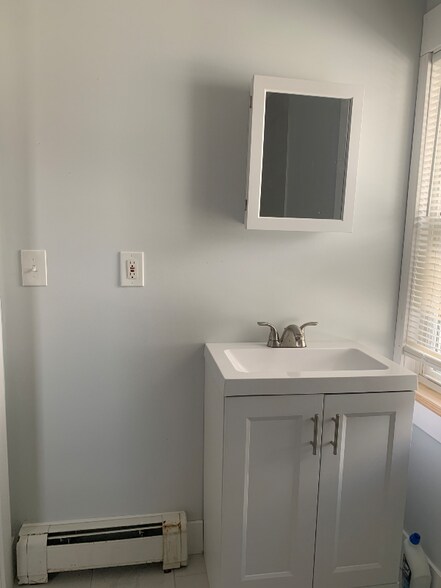 Building Photo - 4 Bay Front Dr