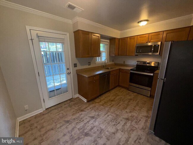 Building Photo - 2659 S Walter Reed Dr