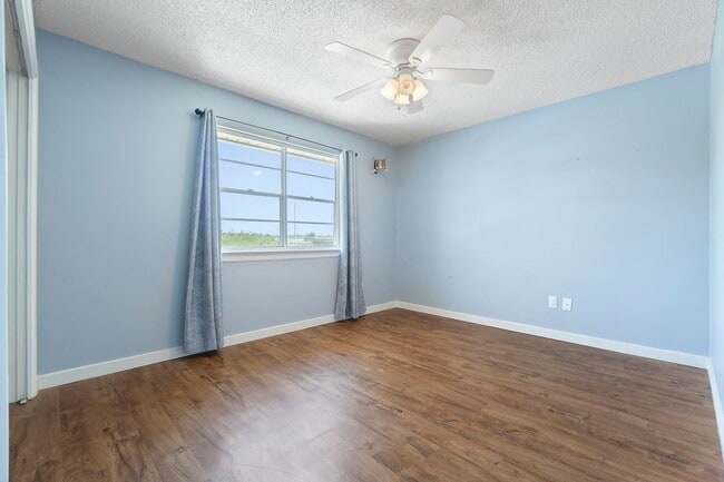 Building Photo - 1100 Shoreline Dr