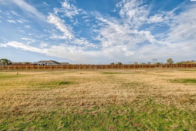 Building Photo - Large Shop w/Oversized Roll Up Doors and P...